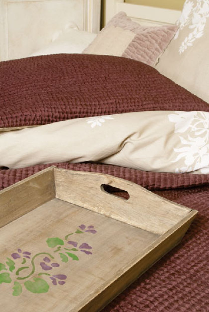 Za pomocą szablonów ozdobić można nie tylko ścianę.