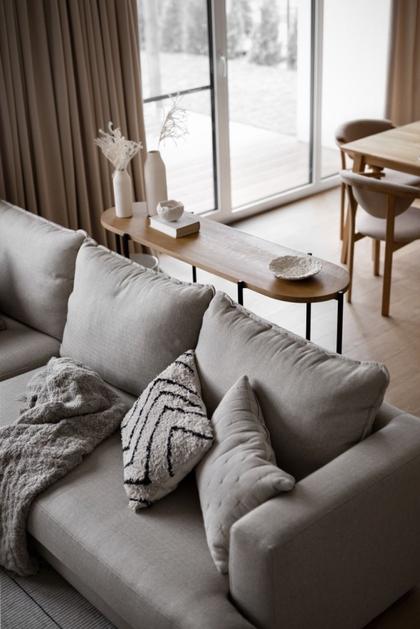 przytulny salon w beżach z drewnianymi dodatkami