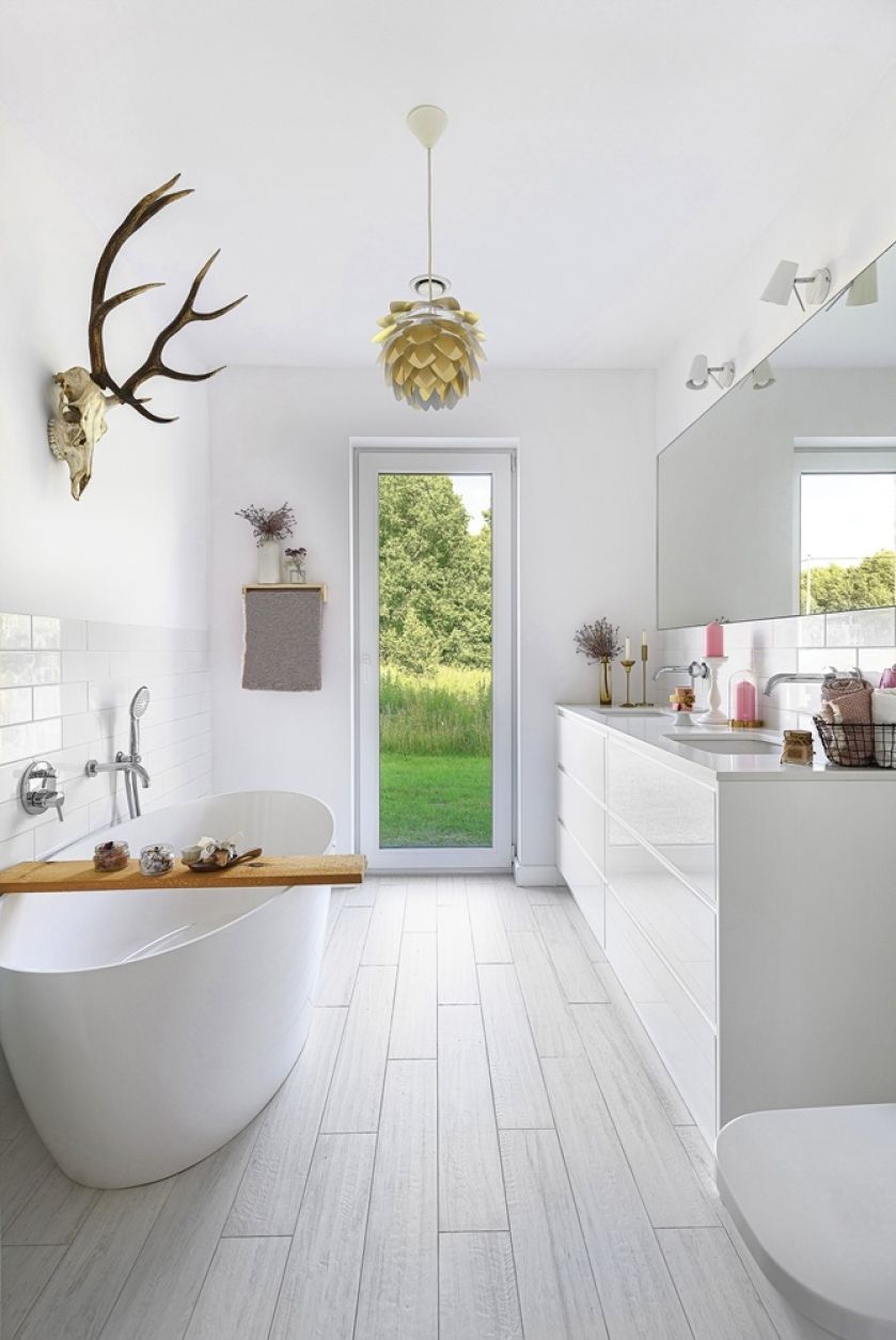 biała łazienka z wanną styl skandynawski