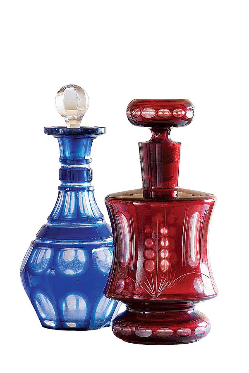 Czerwona i niebieska z malowanego kryształu.