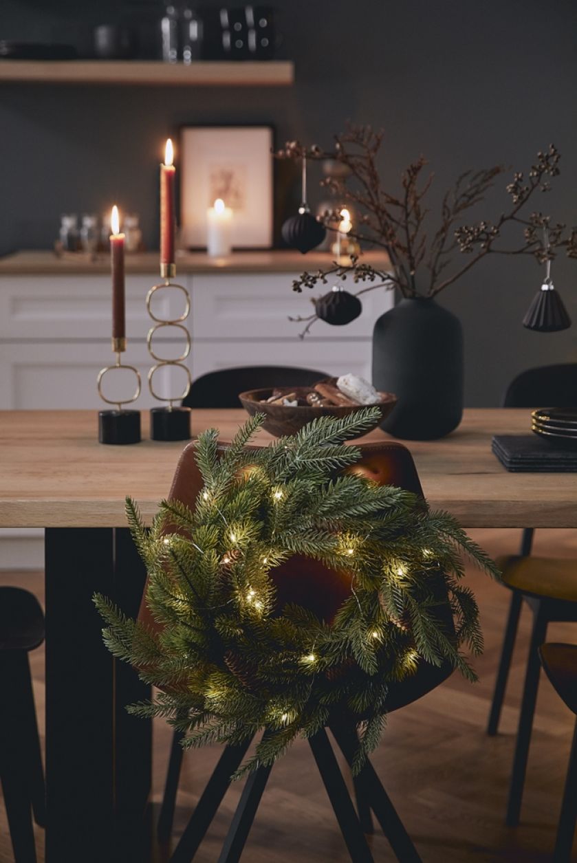 dekoracje bożonarodzeniowe na krzesła w jadalni