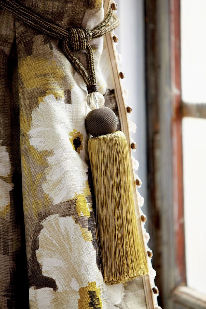 Chwost Libretti z kolekcji Arabella Trimmings, Harlequin, cena 428 zł/szt. W tle tkanina Giverny.