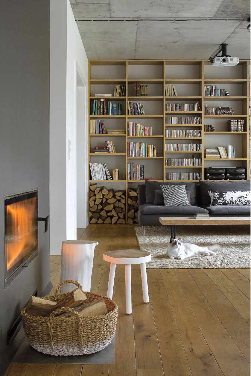 Biblioteka ciągnie się przez całą szerokość - jest w salonie i w gabinecie gospodarza