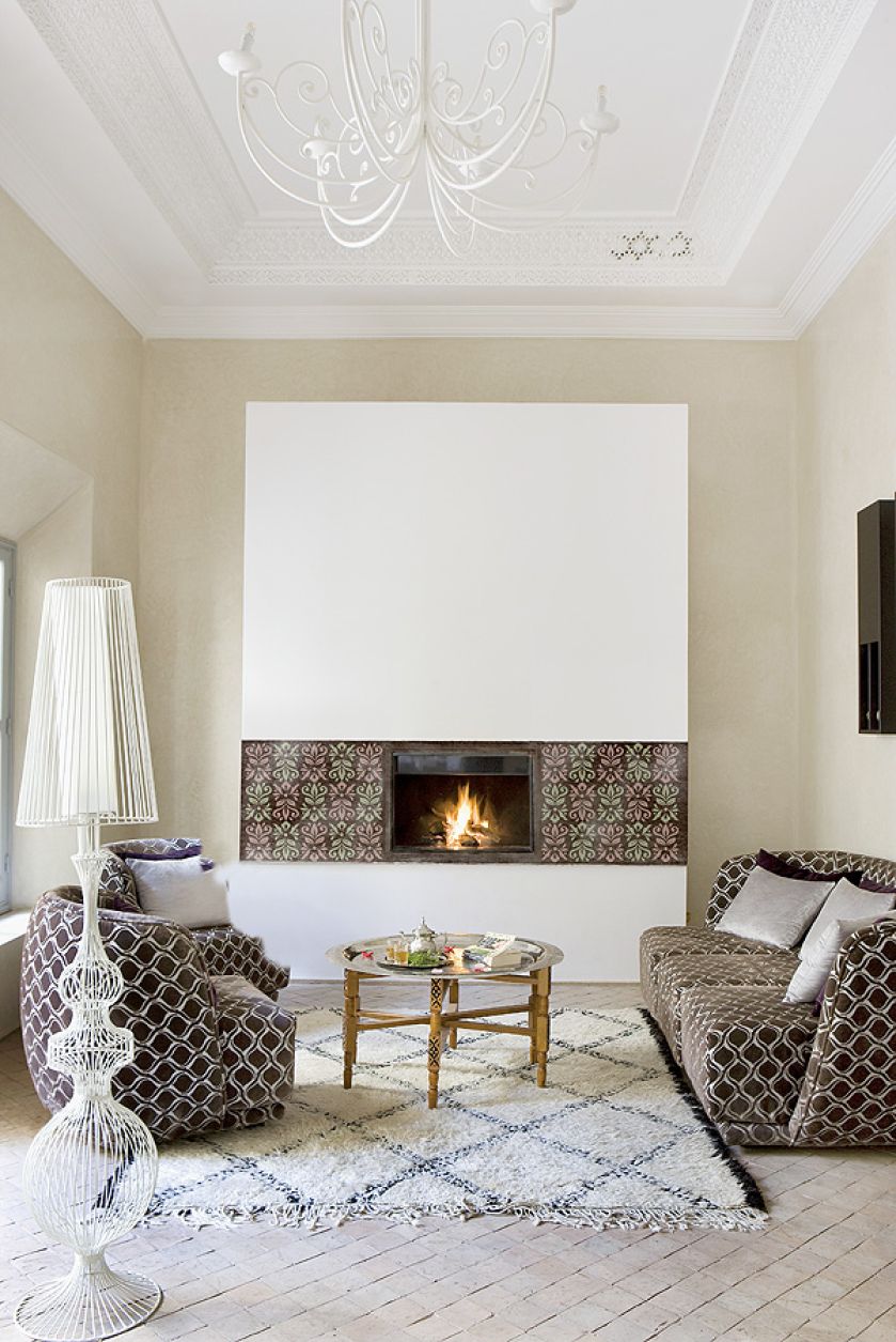 Ten wzór sprawdzi się jako biały ornament na ciemnym tle, który przypomina klasyczną elegancką lilijkę.