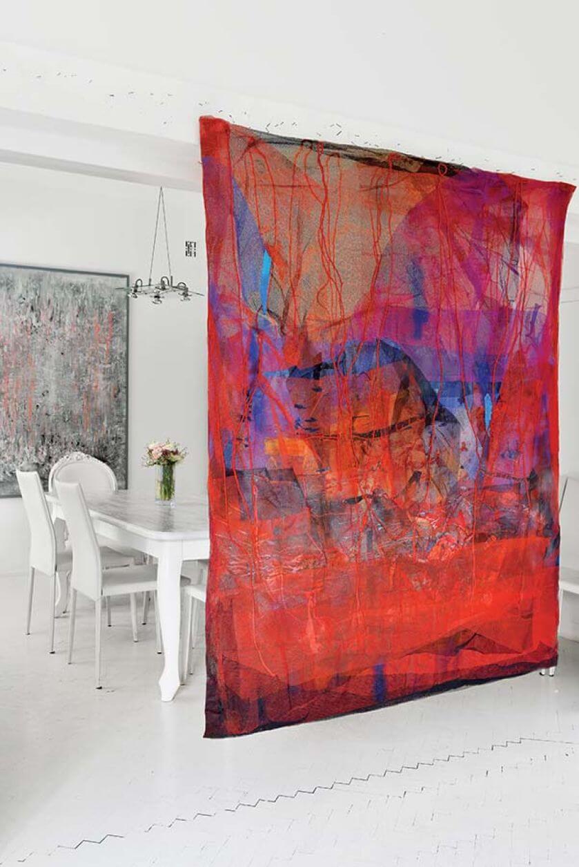 W domu jest ogromna pracownia, ale najchętniej artystka wykorzystuje deskę z gwoździkami zawieszoną między salonem a jadalnią. Upina na niej, a potem zszywa strzępki tkanin.