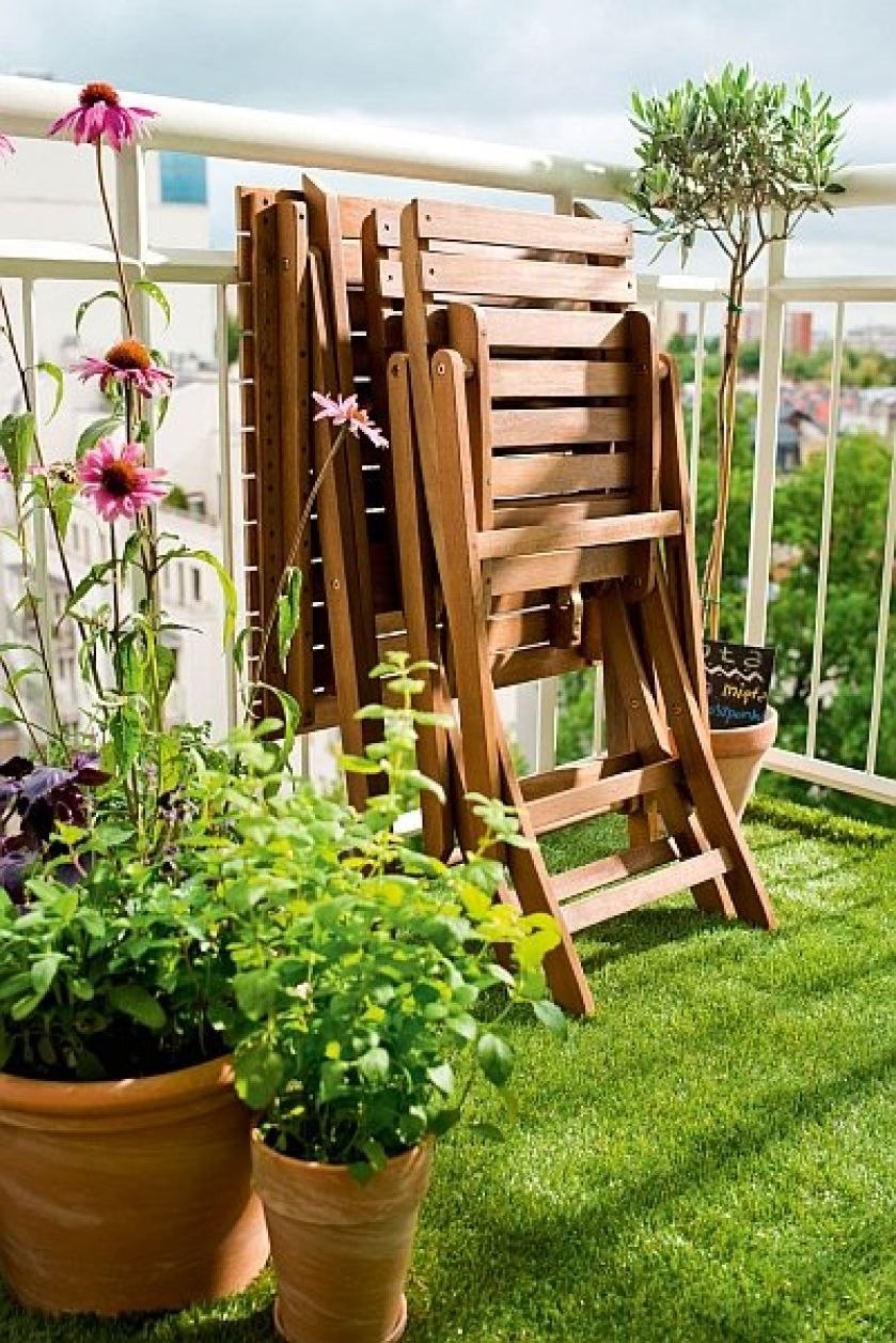 Urządzając mały balkon, warto wybrać meble, które można składać.