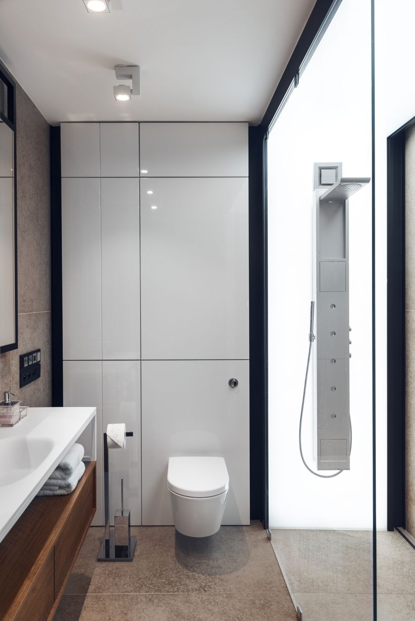 W łazience zamontowano podświetlany panel prysznicowy.