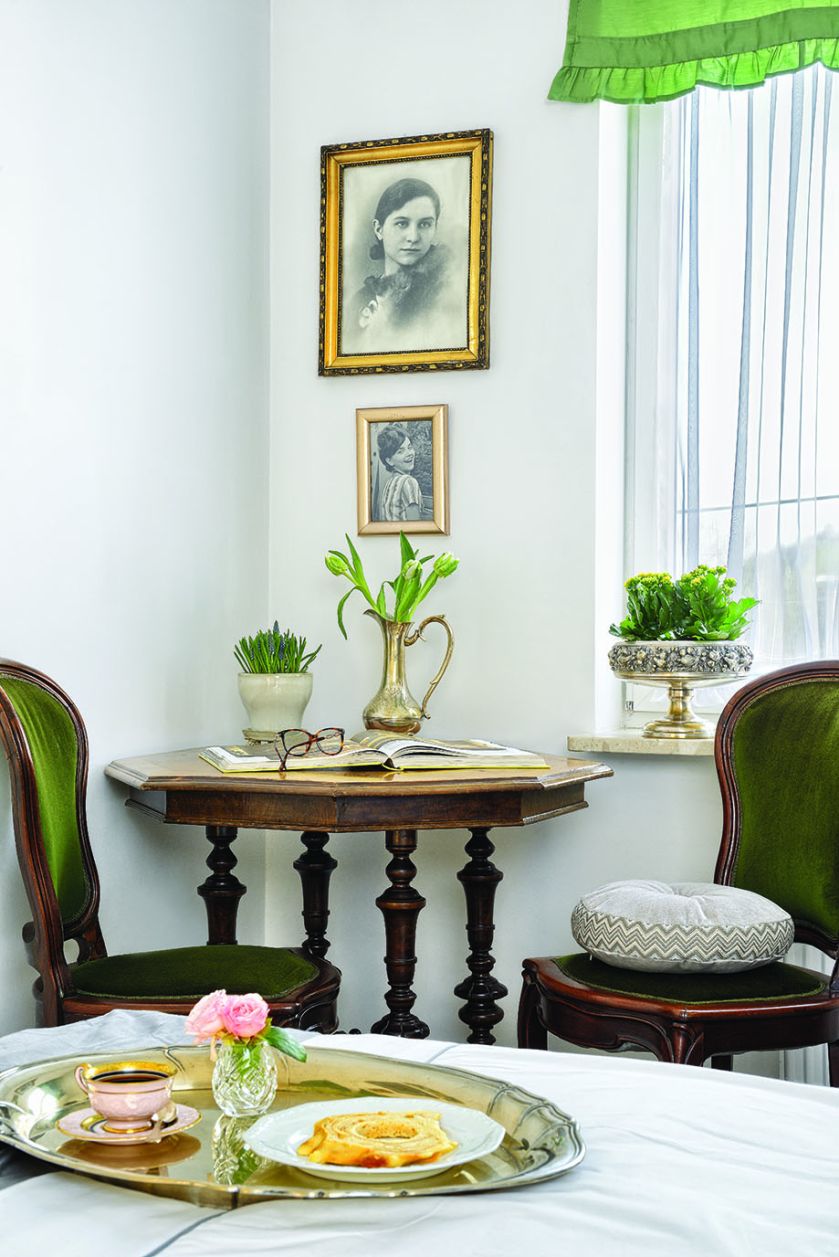 Piękne mieszkanie, a w nim pełno antyków. Połączenie starego z nowym daje wspaniałe rezultaty. Tak jak w przypadku tego