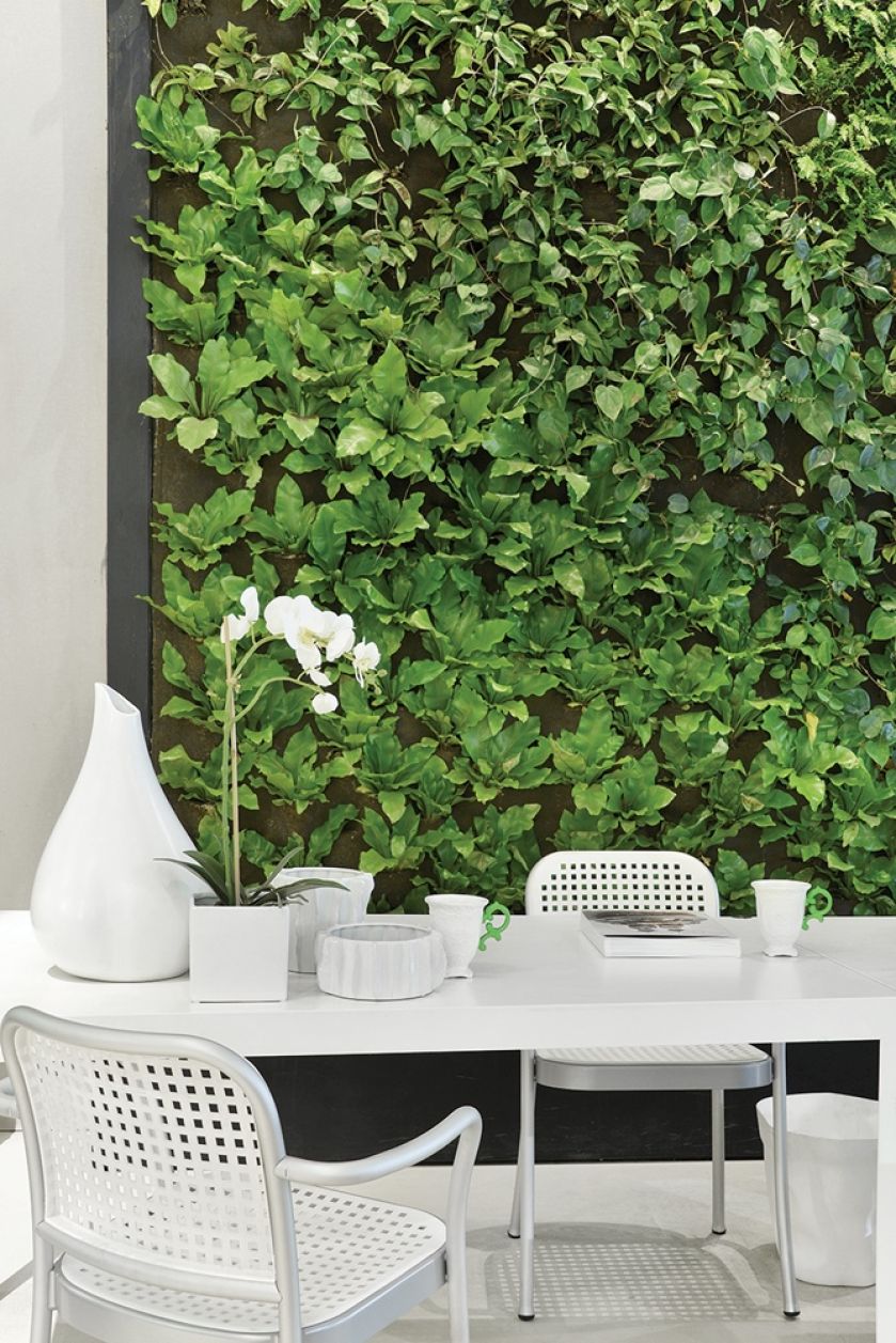 Jadalnia w stylu eko z pionowym ogrodem
