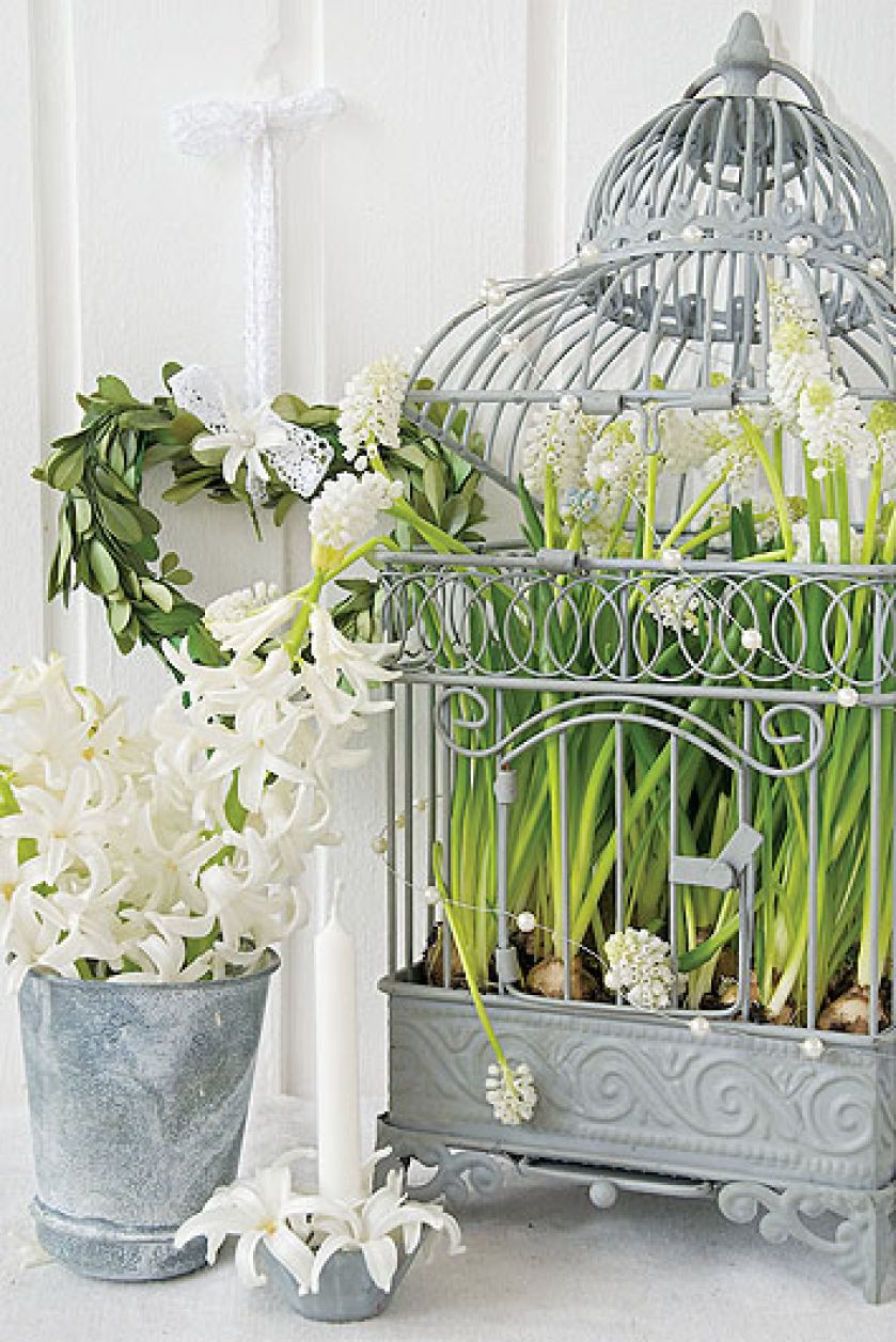 A gdyby tak zamiast tortu ułożyć na paterze wianek z bzów, niezapominajek i poziomek? A w klatce dla kanarka