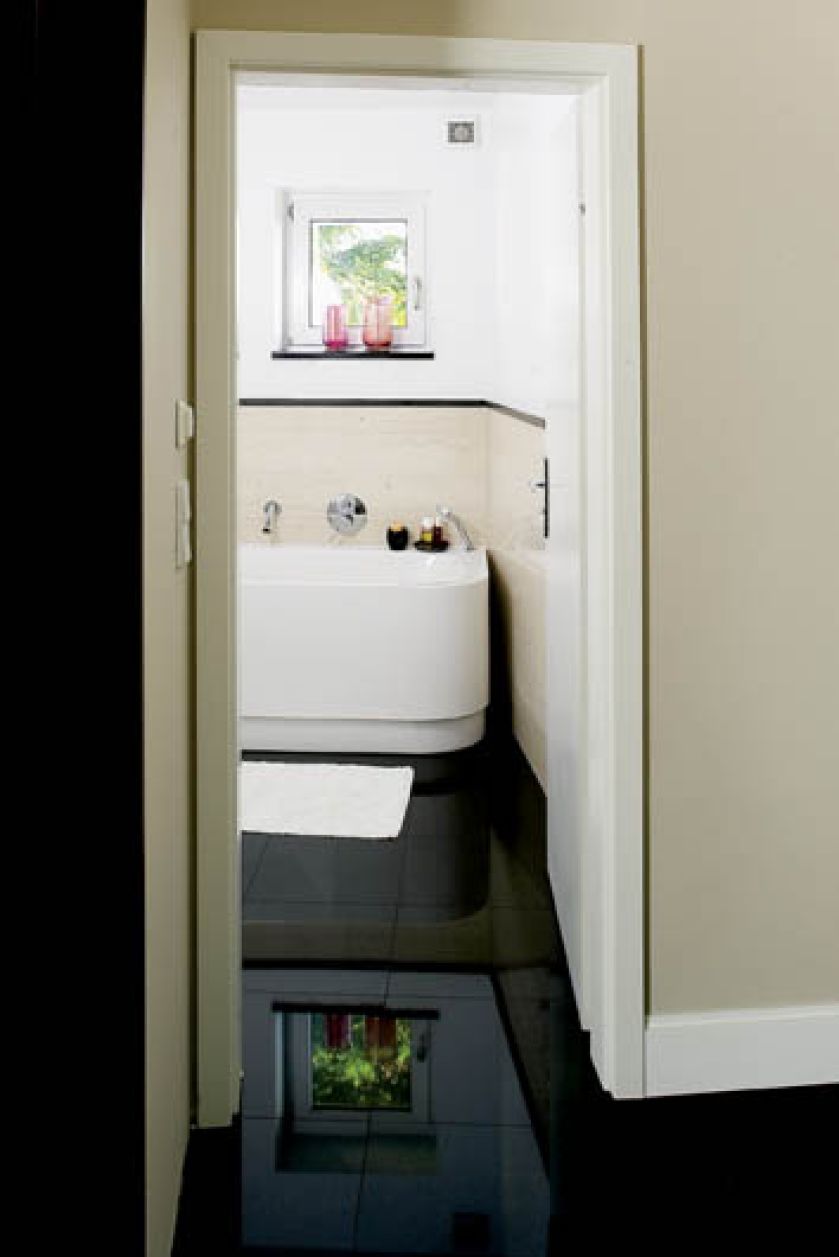 Apartament w parku nad stawem ma wszystkie zalety willi z ogrodem. Nowoczesny i wygodny.