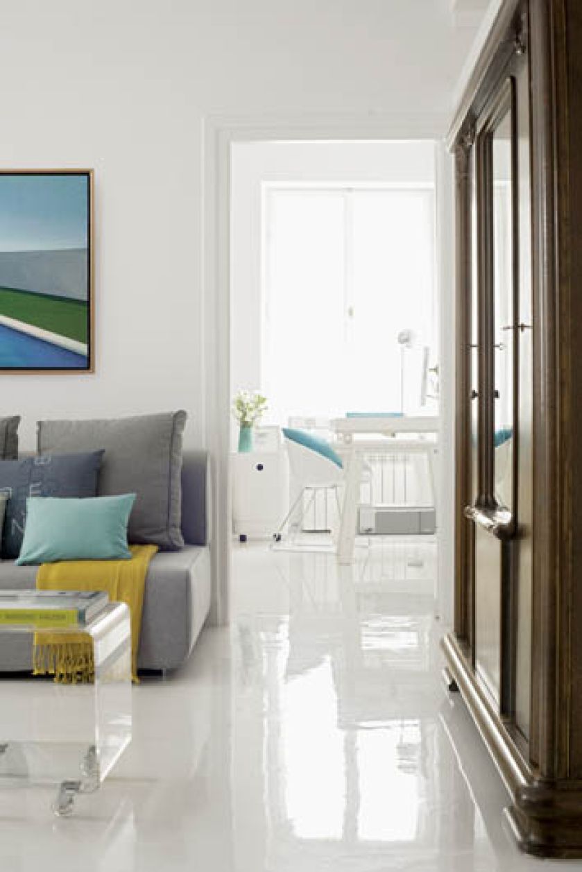 Biała podłoga z żywicy epoksydowejbardzo rozjaśnia mieszkanie.