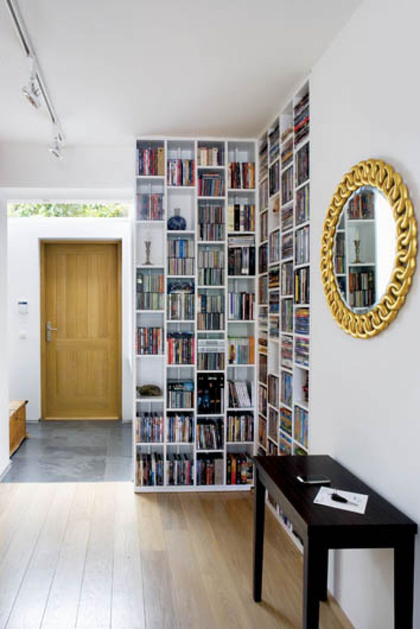 Białe ściany doskonale komponują się z dębową bieloną podłogą.