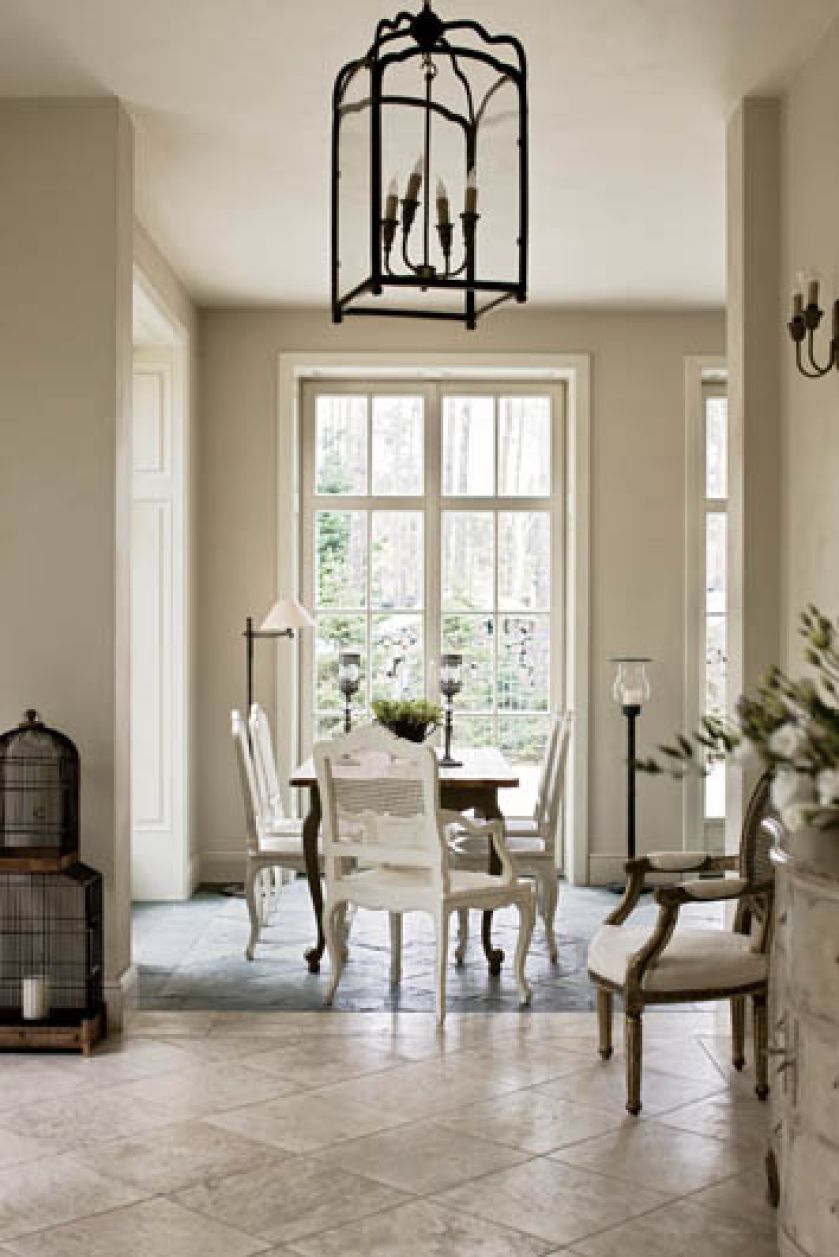 Bretońska architektura przeniesiona do Puszczy Kampinoskiej.