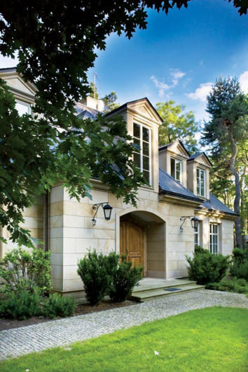 Bretońska architektura przeniesiona do Puszczy Kampinoskiej.