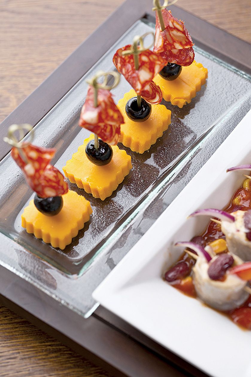 Chorizo z oliwkami i serem z pesto. Szybkie przekąski na letnie przyjęcie