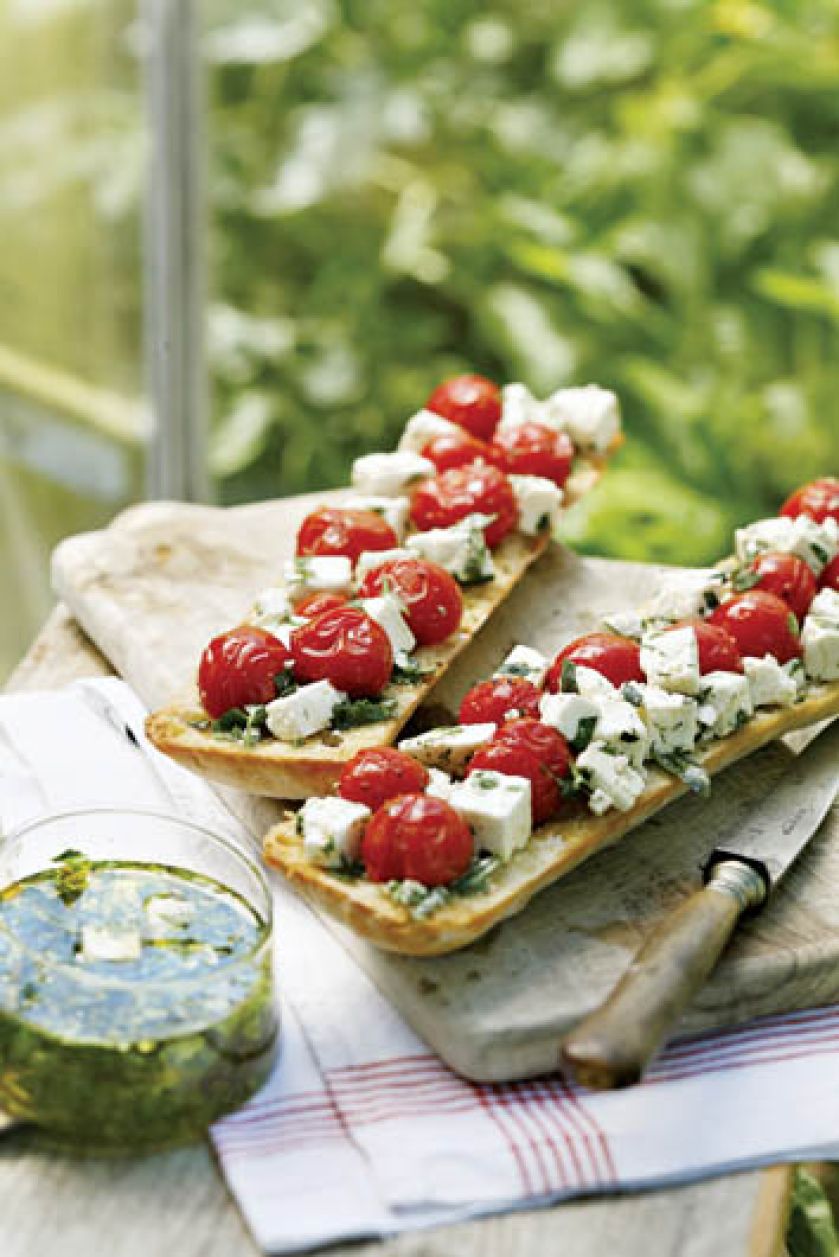 Chrupiąca bruschetta z pieczonymi pomidorami i fetą.