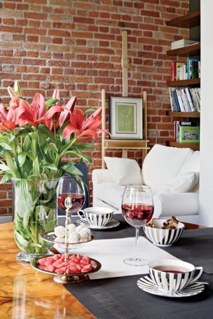 Ciekawe srebrne i porcelanowe naczynia: srebrna patera (sklep Mokotwska 71) i ulubiony serwis do herbaty