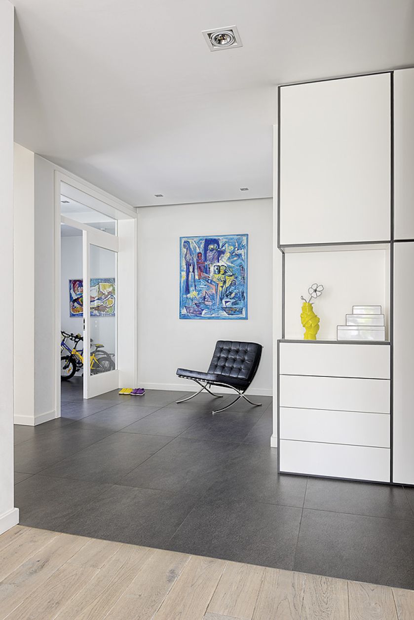 Ciepłym kolorom wnętrz przeciwstawia się eksplozja barw z wiszących na ścianach obrazów. Prawie wszystkie namalował