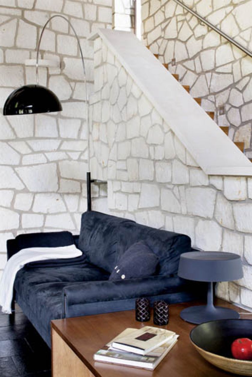 Czarna sofa z hiszpańskiej firmy Perobell.