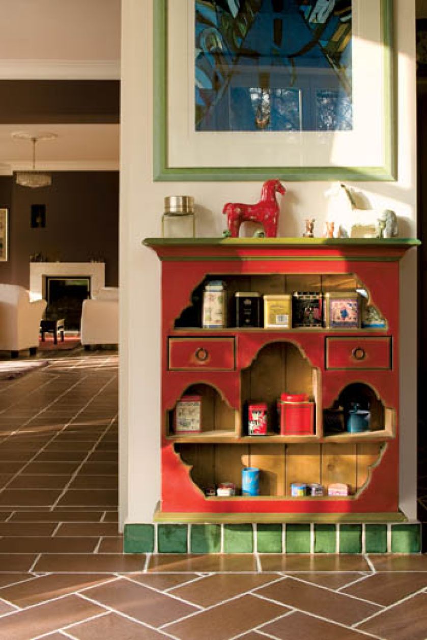 Czerwona szafka była kiedyś nadstawką kredensu.