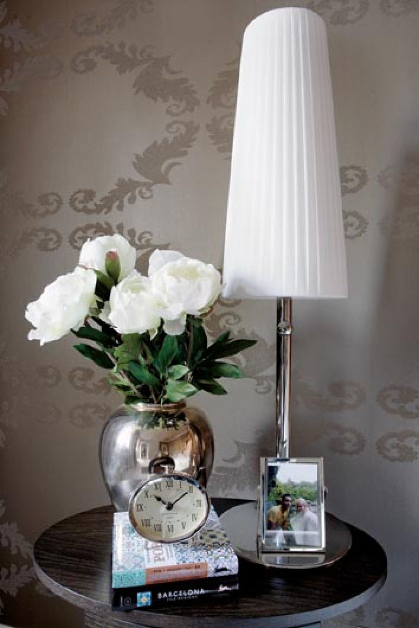 Dekoracja na nocnym stoliku dodaje sypialni romantyzmu.