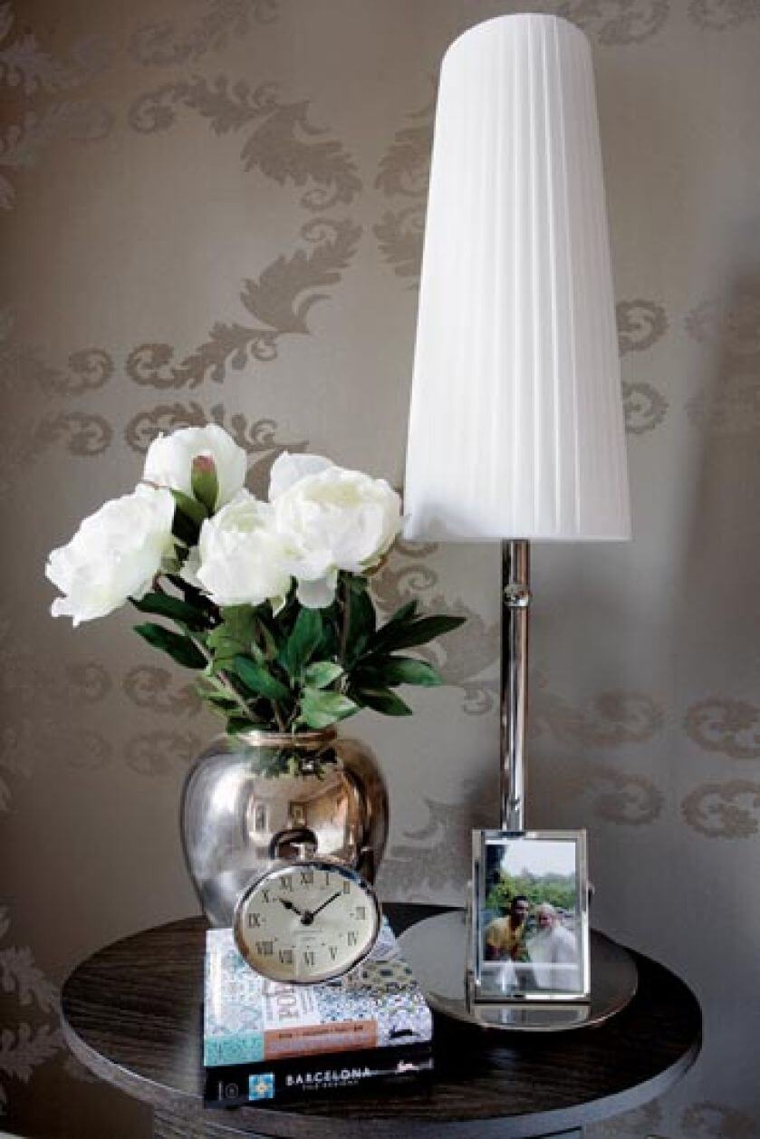 Dekoracja na nocnym stoliku dodaje sypialni romantyzmu.