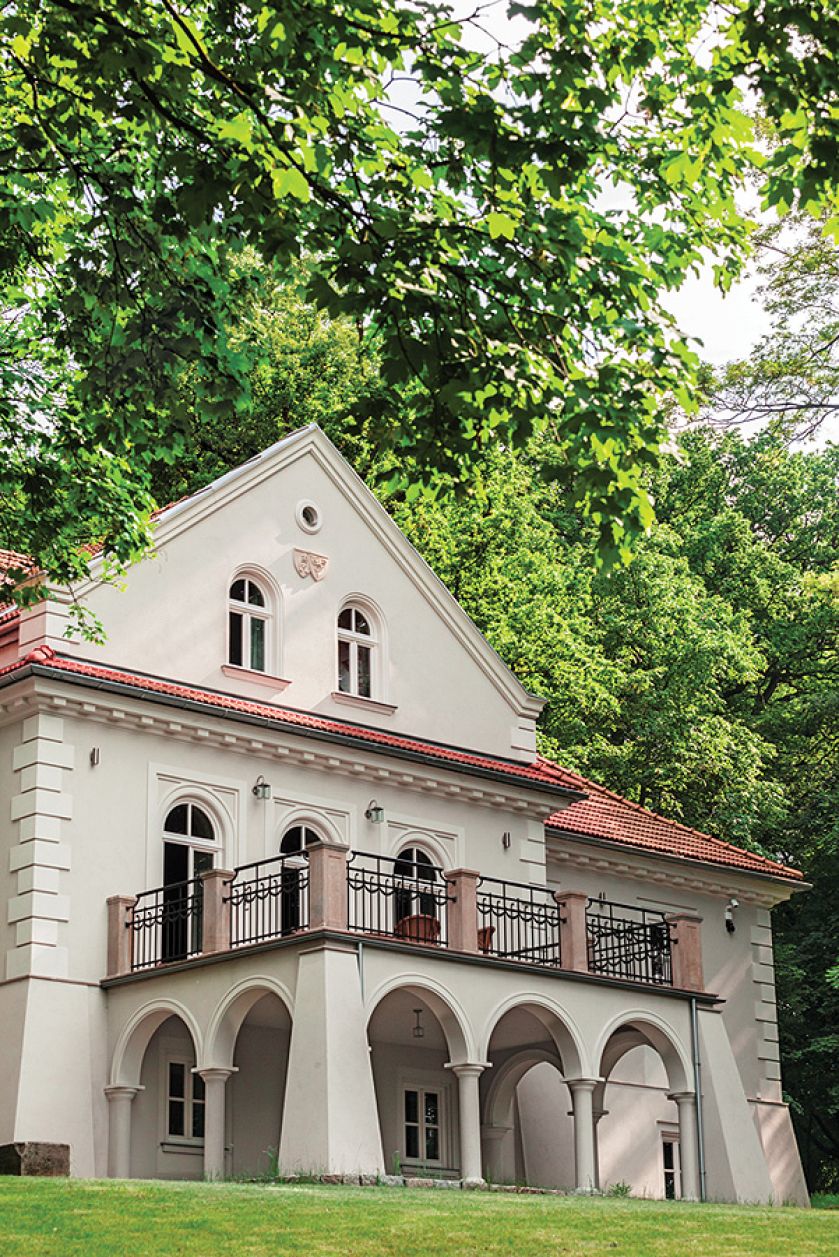 Do domu prowadzi długa lipowa aleja, dookoła trzyhektarowy park ze starymi klonami, po obu stronach budynku dwa dęby, pomniki