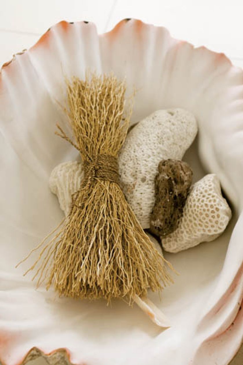 Dom na wysokim klifie, z widokiem z jednej strony na Atlantyk, z drugiej - na wrzosowiska.