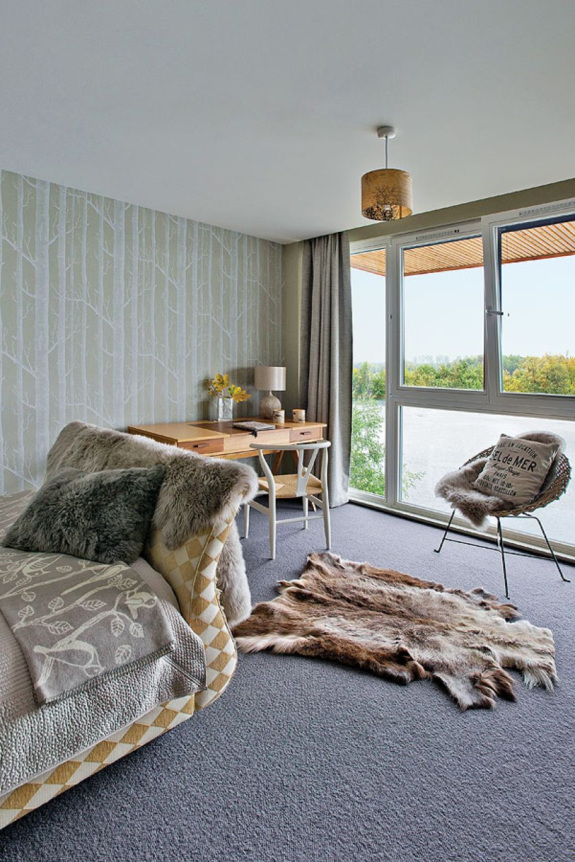 Dom nad jeziorem jest ogromny. Króluje w nim szarość, którą ogrzewają żółte dodatki i drewno z modrzewia syberyjskiego. Są