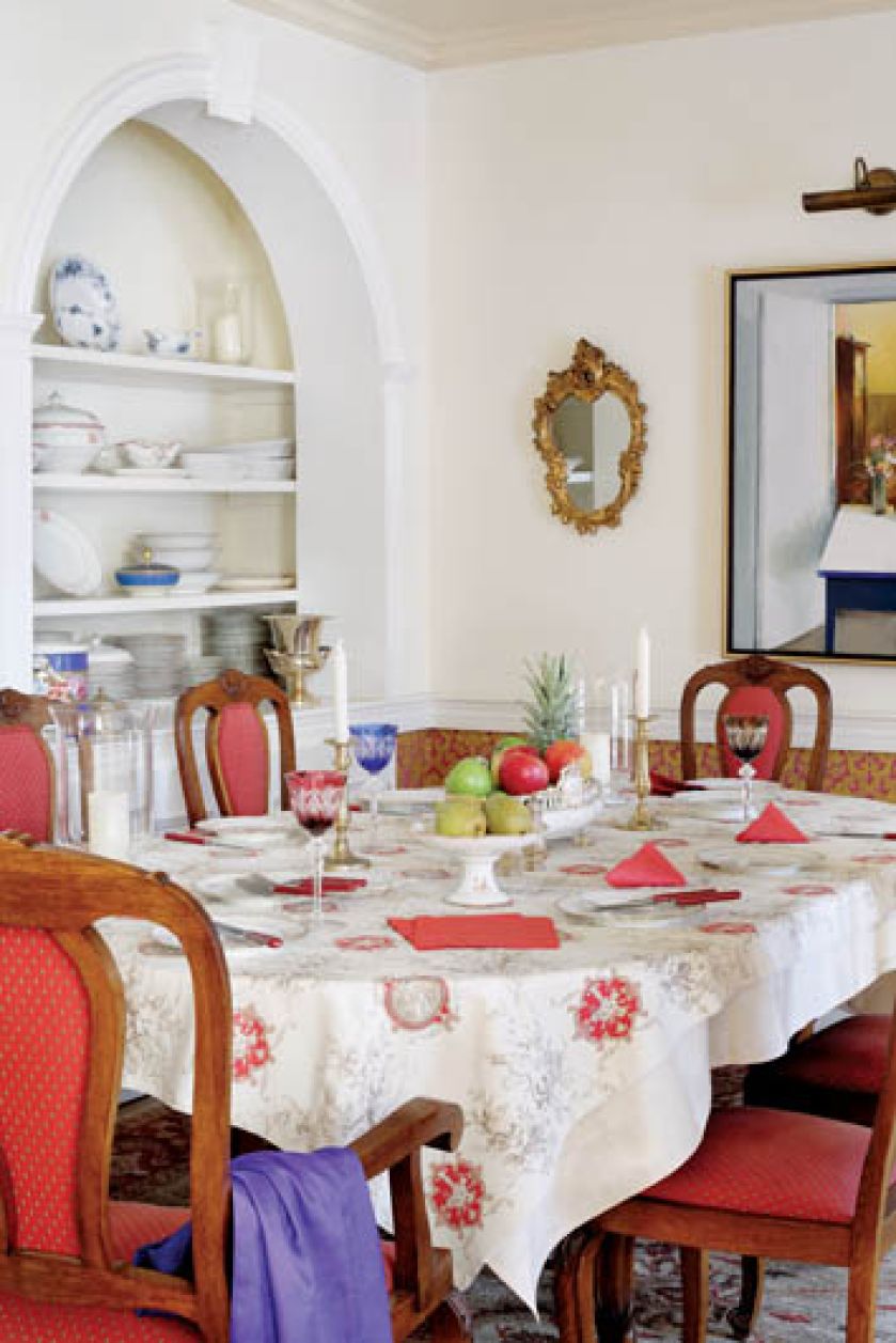 Dom w Milanówku jest bardzo przestronny, więc w naturalny sposób przyciąga gości.