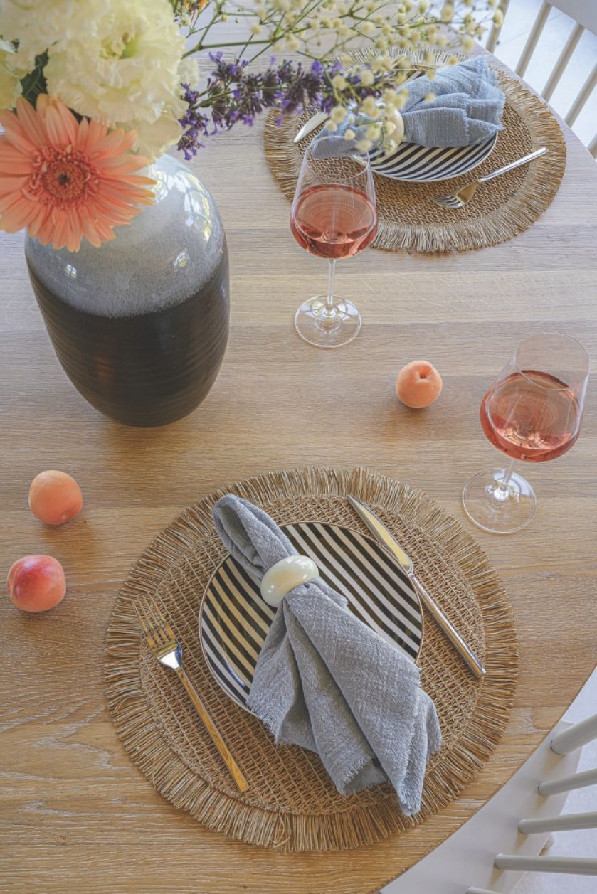 jadalnia w domu nad jeziorem