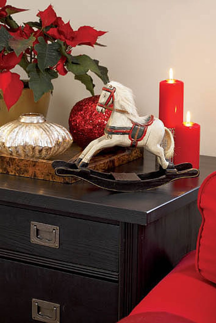 Drewniany koń na biegunach. Choinka sentymentalna