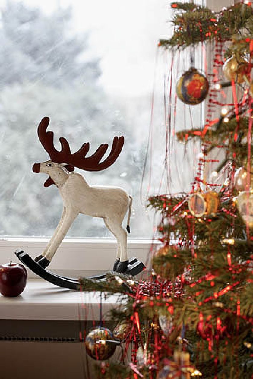 Drewniany łoś na biegunach. Choinka sentymentalna