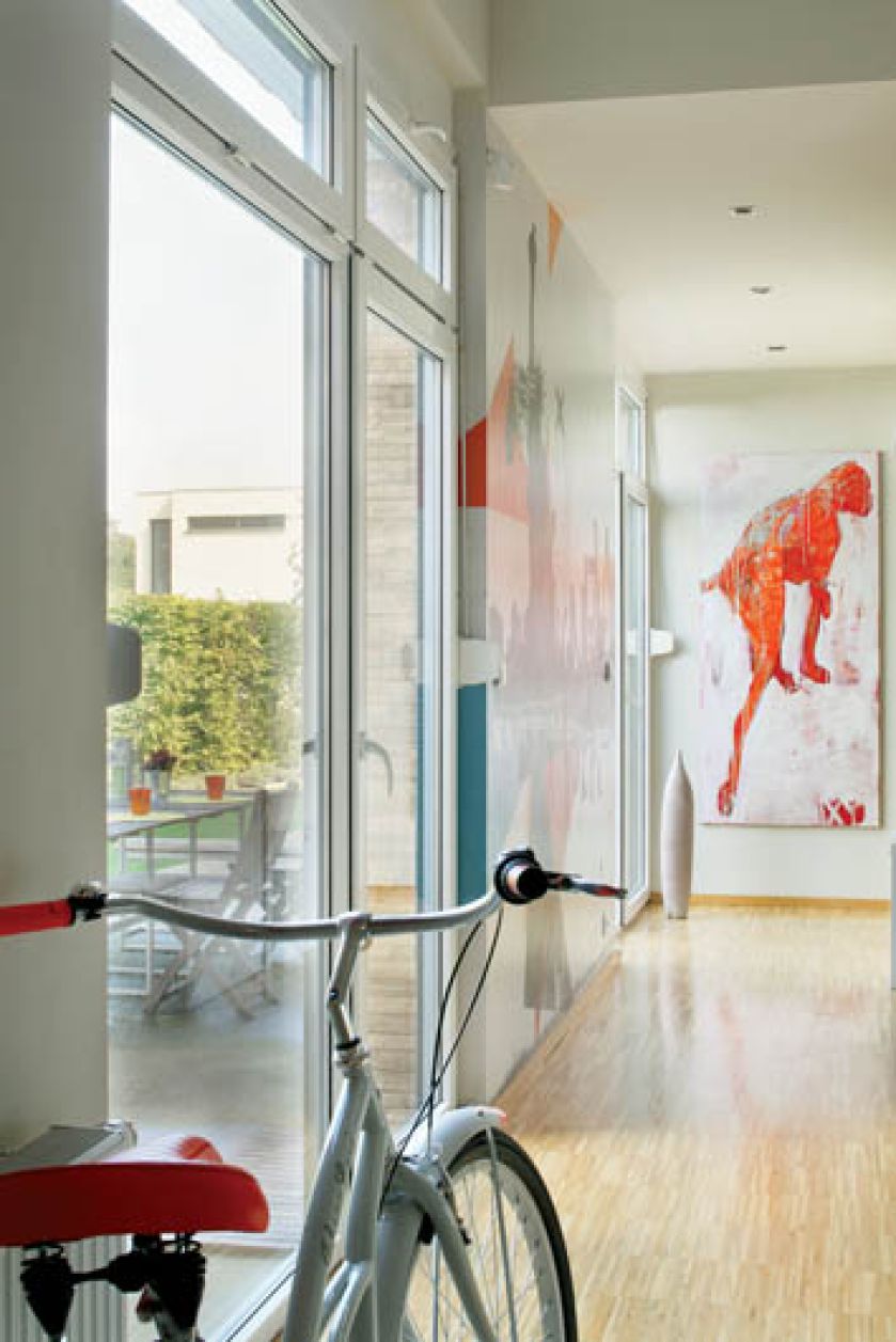 Dzięki kolorom wnętrze rozluźniło się. Biel na ścianach i drewniana podłoga pozwala odpocząć.