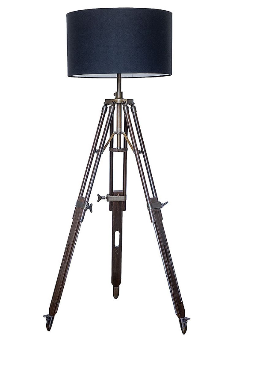 Elegancka lampa na stalowym statywie niczym od wiekowej lunety.