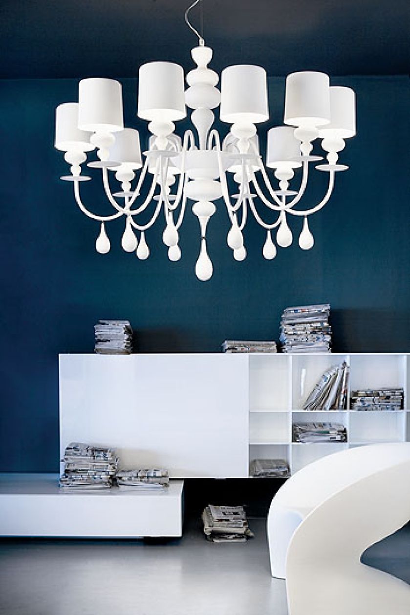 Eva Masiero Eclettica, lakierowany poliuretan i aluminium z drewnianymi kroplami. Projekt: FLY design studio.