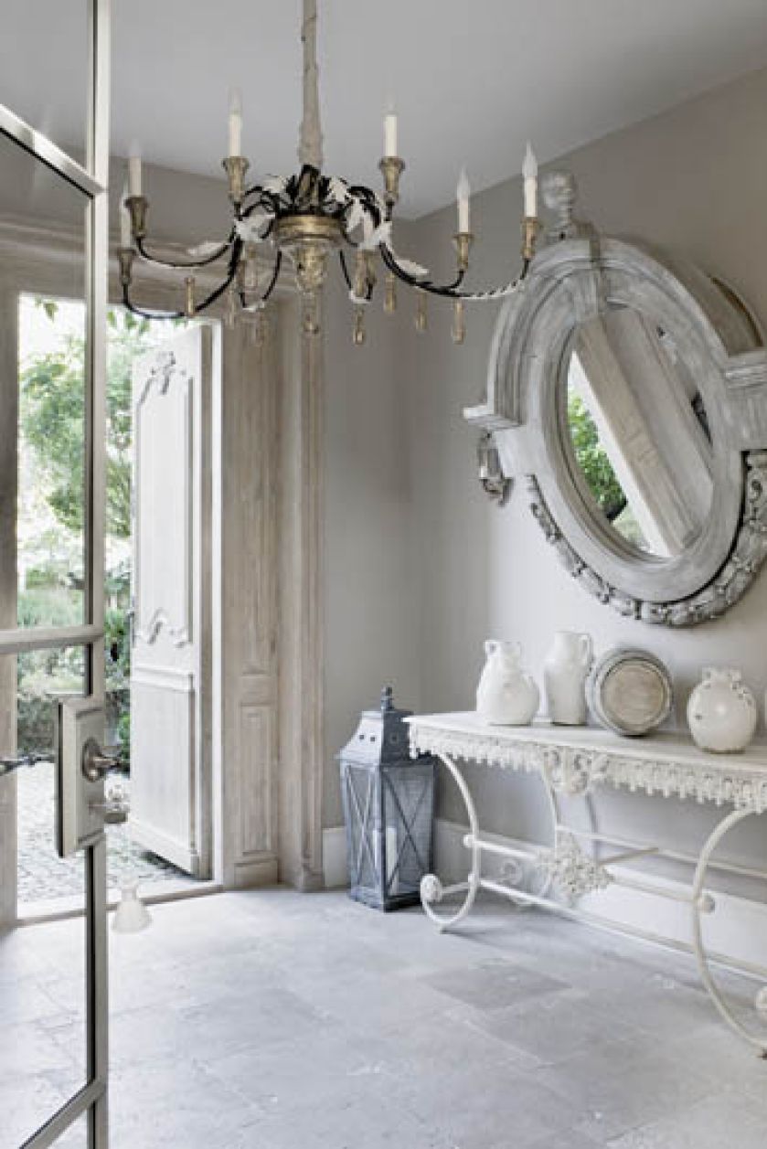 Francuskie drobiazgi: żyrandol (od Mis en Demeur), metalowa konsola (Les Comptoirs). Tylko stojąca na podłodze