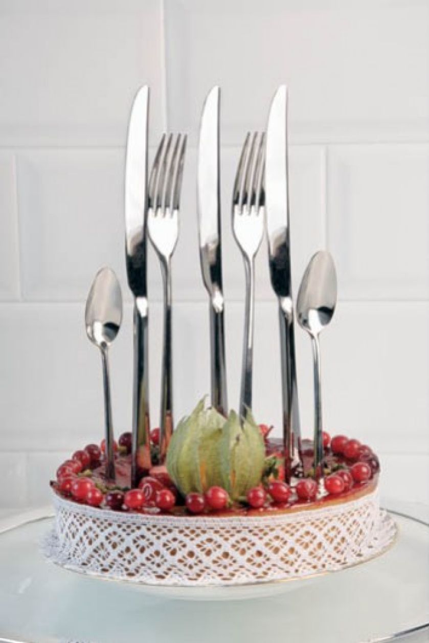 Gaia - za komplet dla sześciu osób zapłacimy 696 zł - T.I.E. ART GLAS PLUS. Tort firmy BATIDA. Szklana taca - CZARNY BUTIK