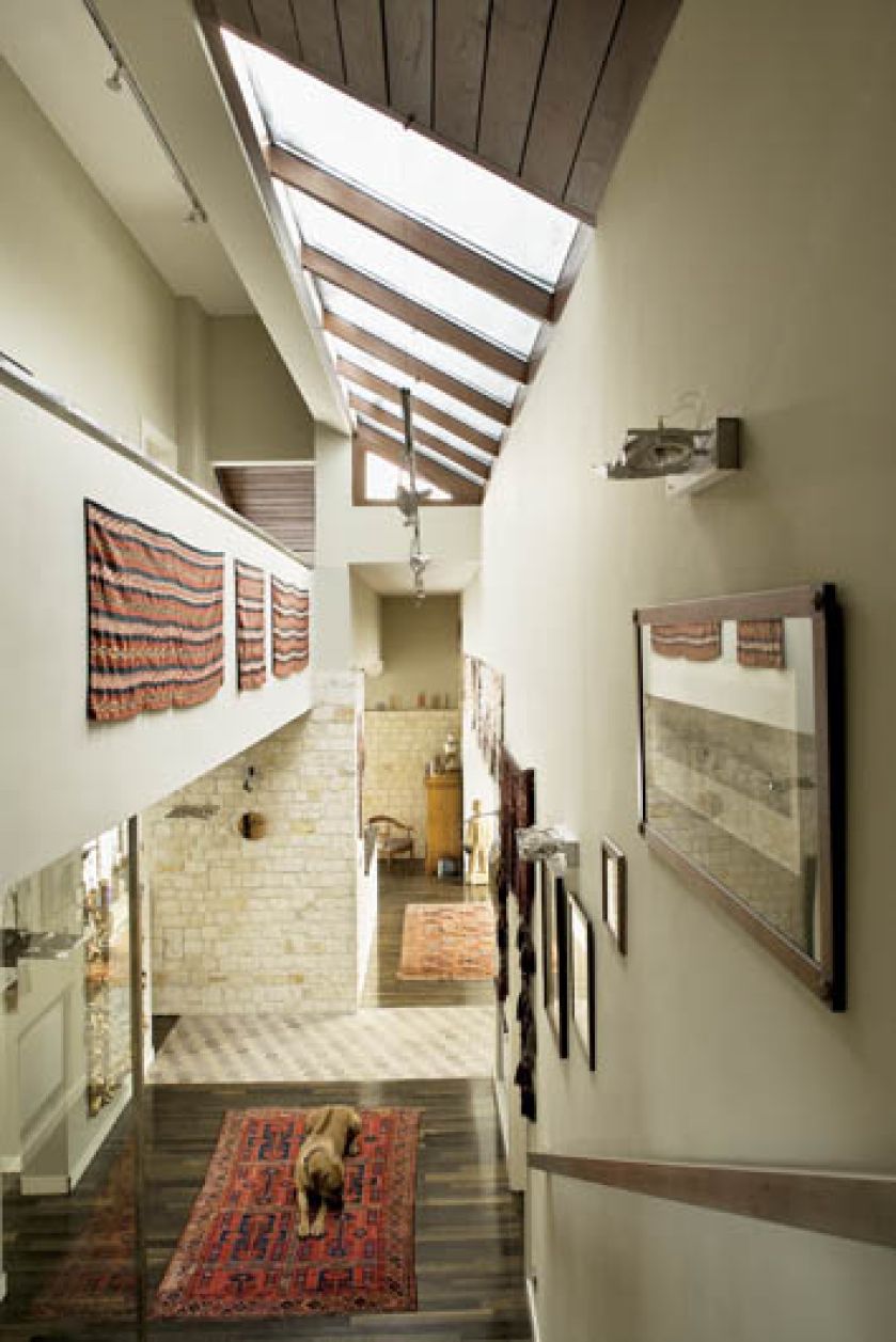 Genialne połączenie materiałow: czarnego dębu, kamienia i bajecznie klorowych dywanów o różnych wzorach.