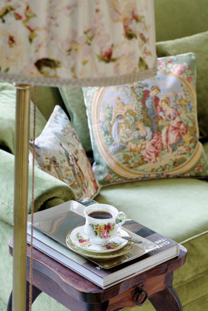 Gobelinowe poduszki Agnieszka kupiła podczas spaceru po Warszawie w sklepie Romantica.