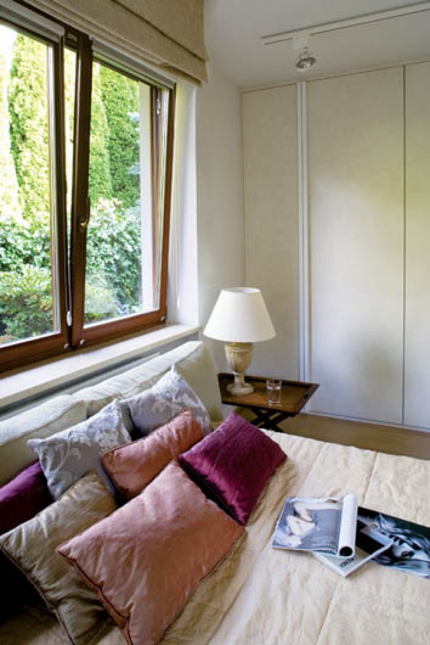 Gospodarze nie używają firanek, szkoda pięknych widoków i za dnia, i wieczorem.