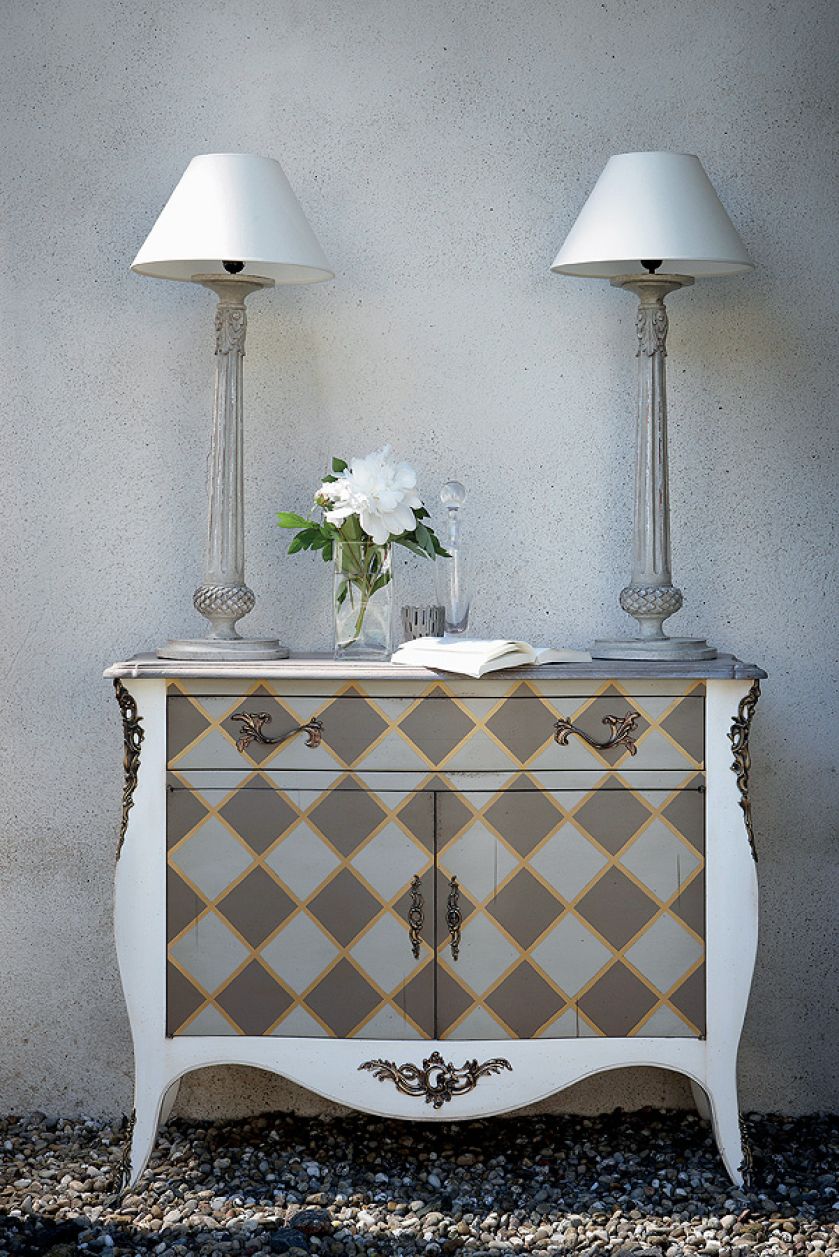 Hit ostatnich lat, czyli komody w romby i pasy z kolekcji Castellane za 18 400 zł i 12 500 zł, GRANGE