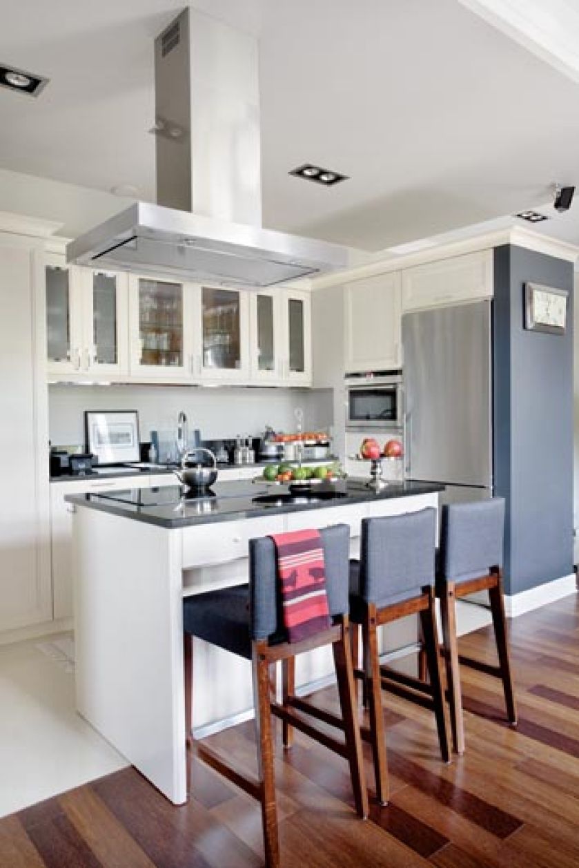 Hokery Maja kupiła w IKEA, ale wybrała dla nich taką samą tkaninę jak na krzesła.