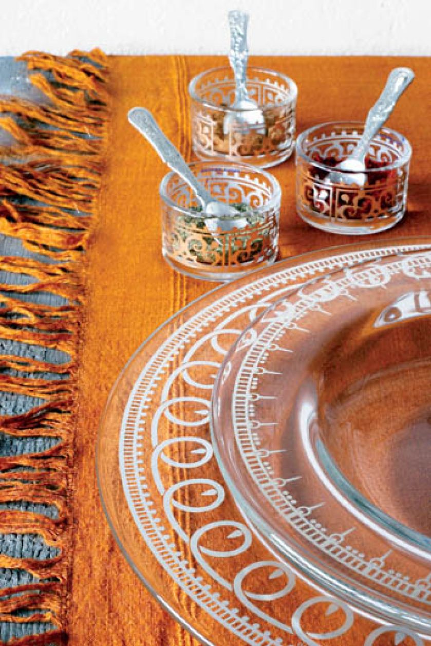 Inspirowane Orientem talerze i miseczki zaprojektowała Paola Navone. EGIZIA