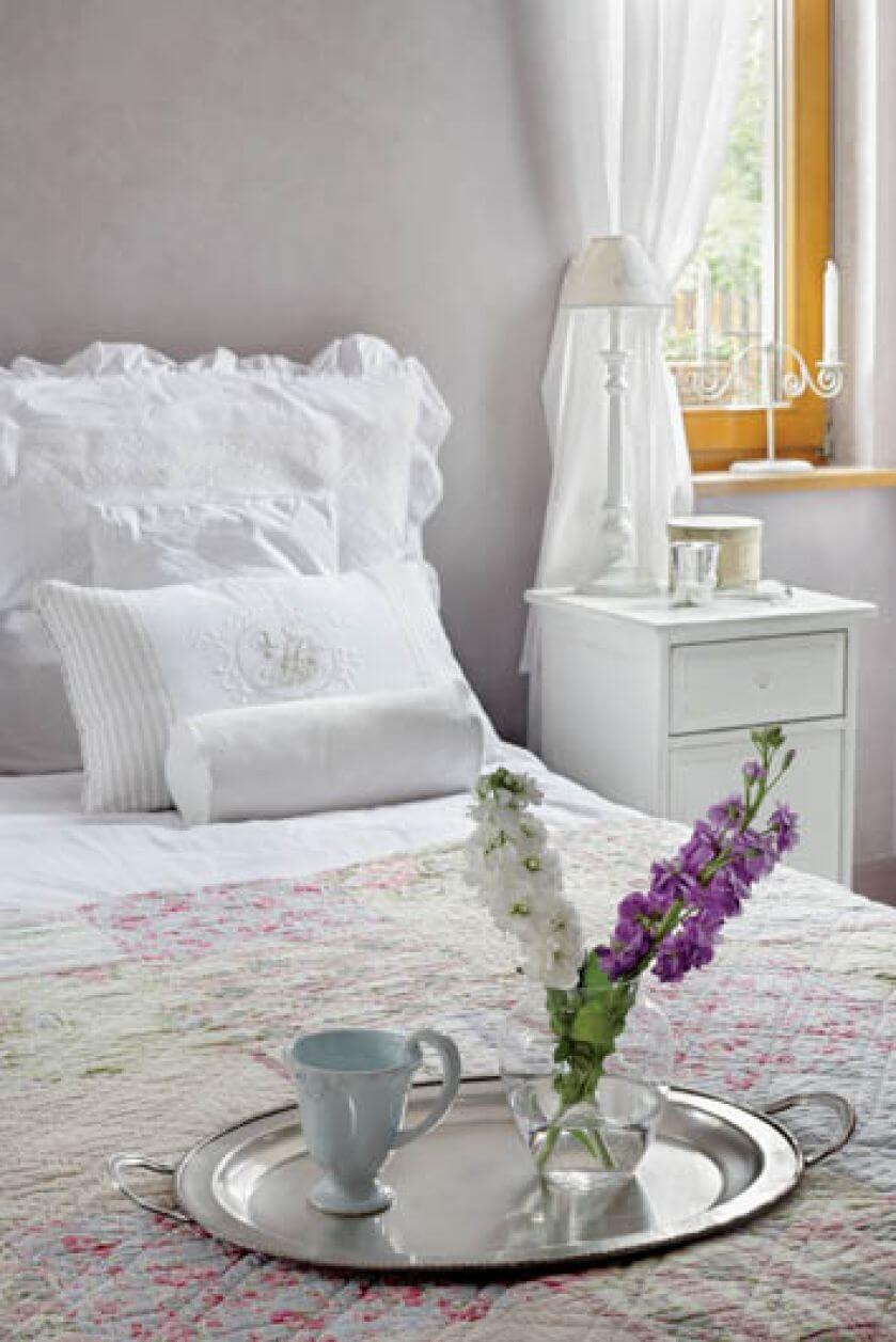 Jak reszta domu, sypialnia jest utrzymana w jasnych kolorach.