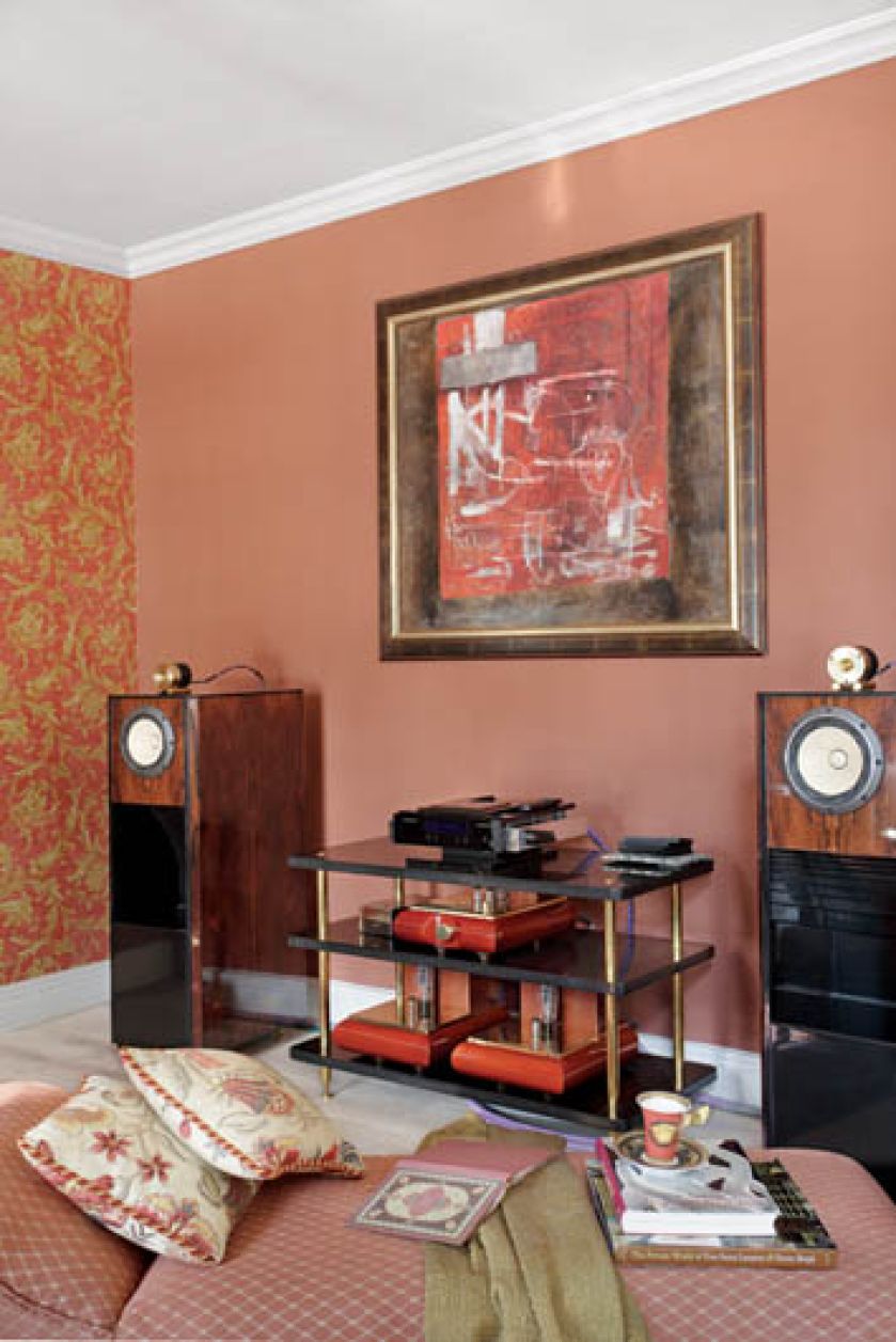 Jest kolorowo i przytulnie, na ścianach wisi sztuka współczesna.