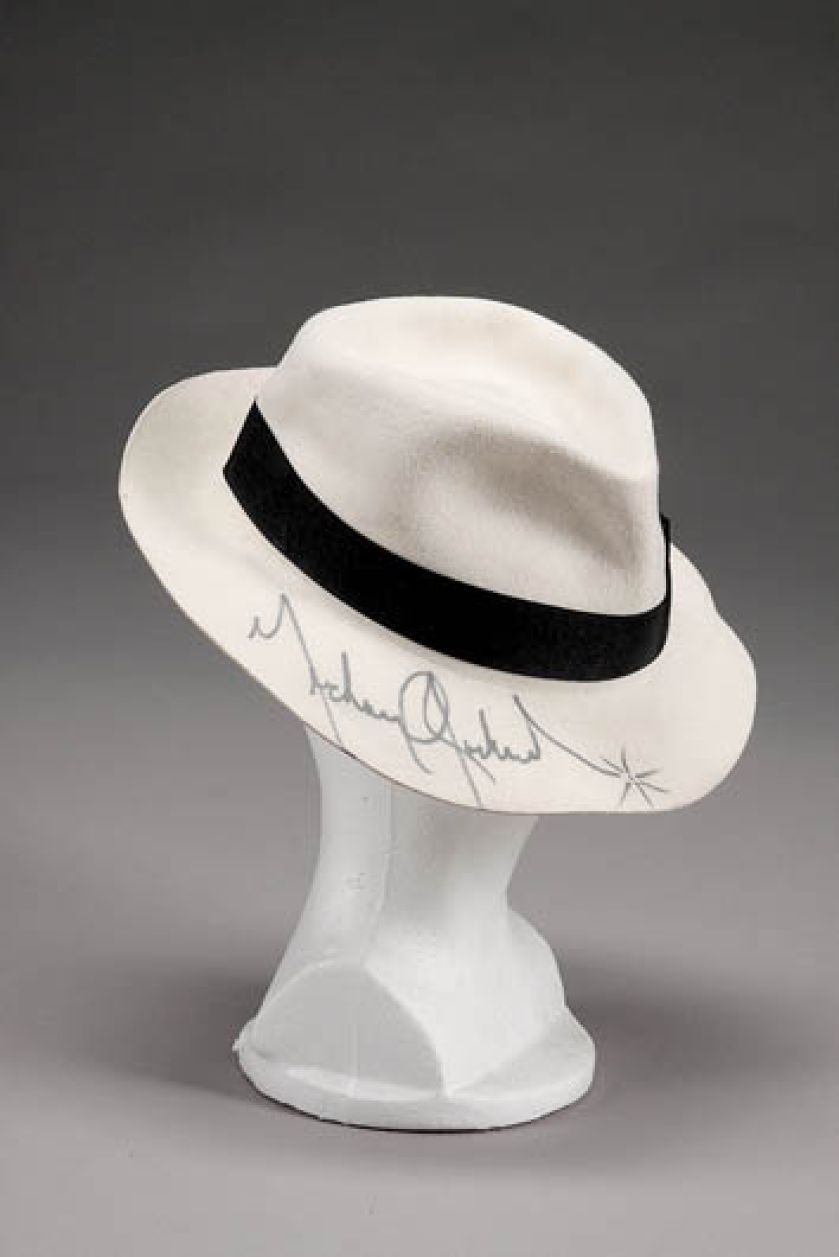 Kapelusz Michaela Jacksona sprzedany za 56 000 dolarów.