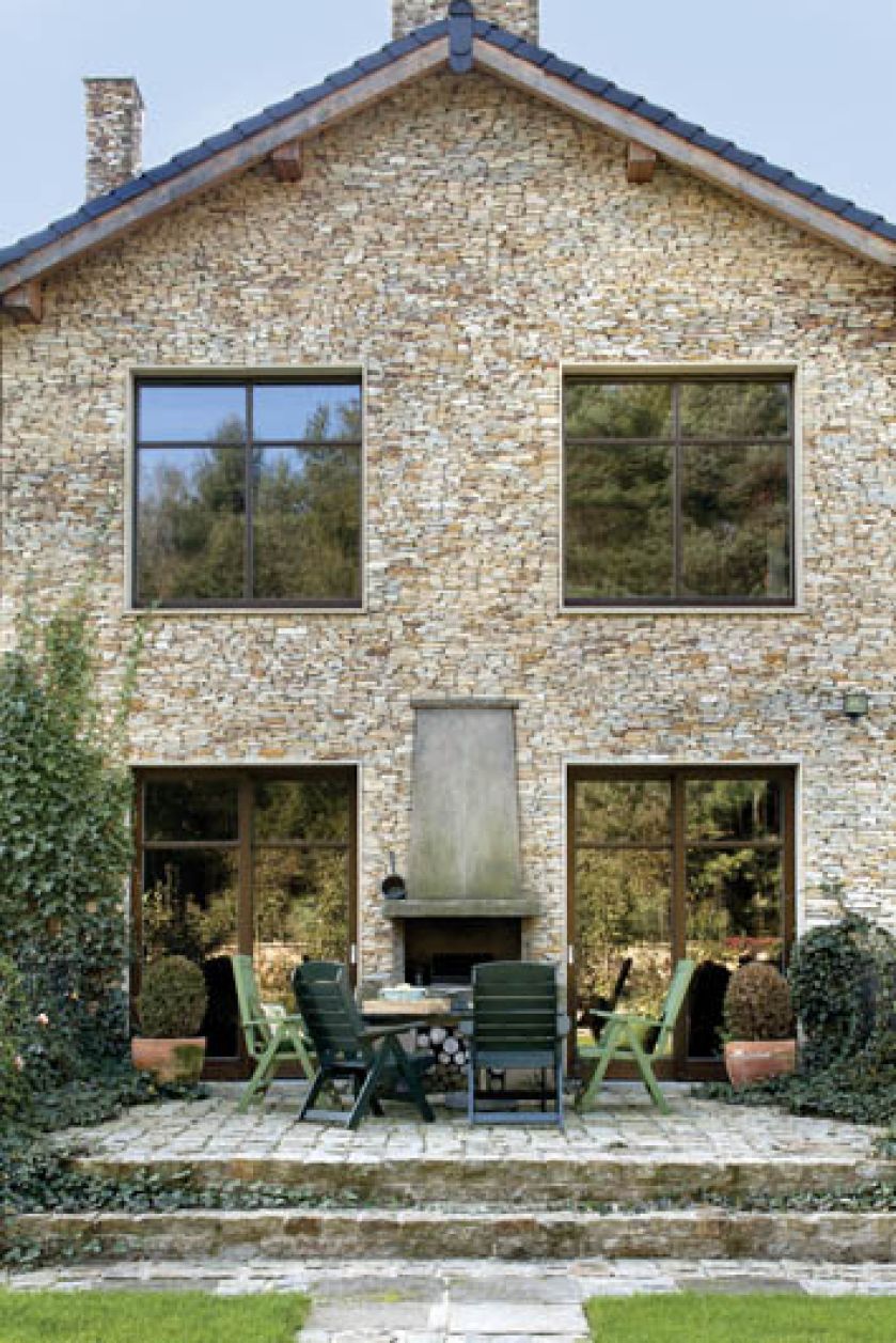 Klasyczny grabiony tynk łączy się tutaj z łupkiem.