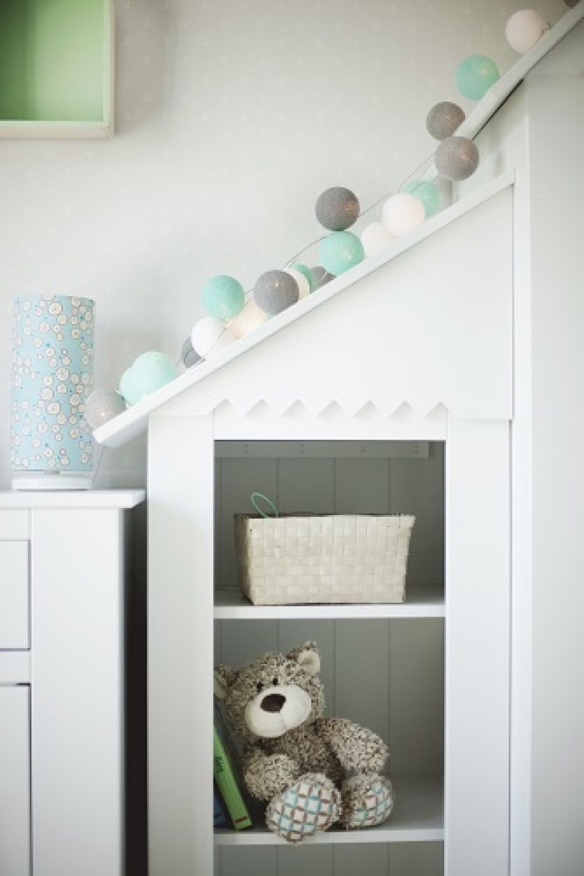 Pastelowe dodatki ocieplą chłodny styl skandynawski w pokoju dziecka.